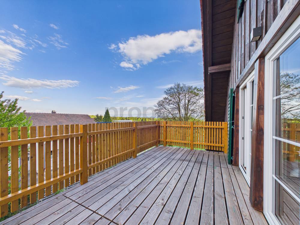 Holzterrasse mit Geländer