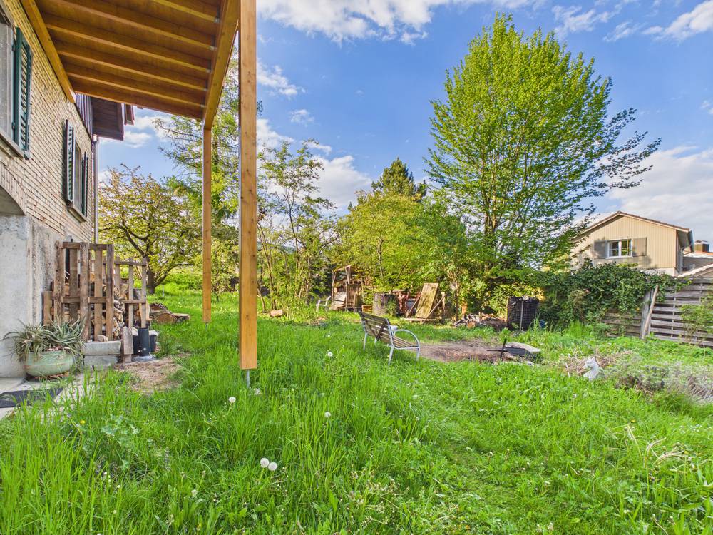 Großer Garten mit Holzüberdachung