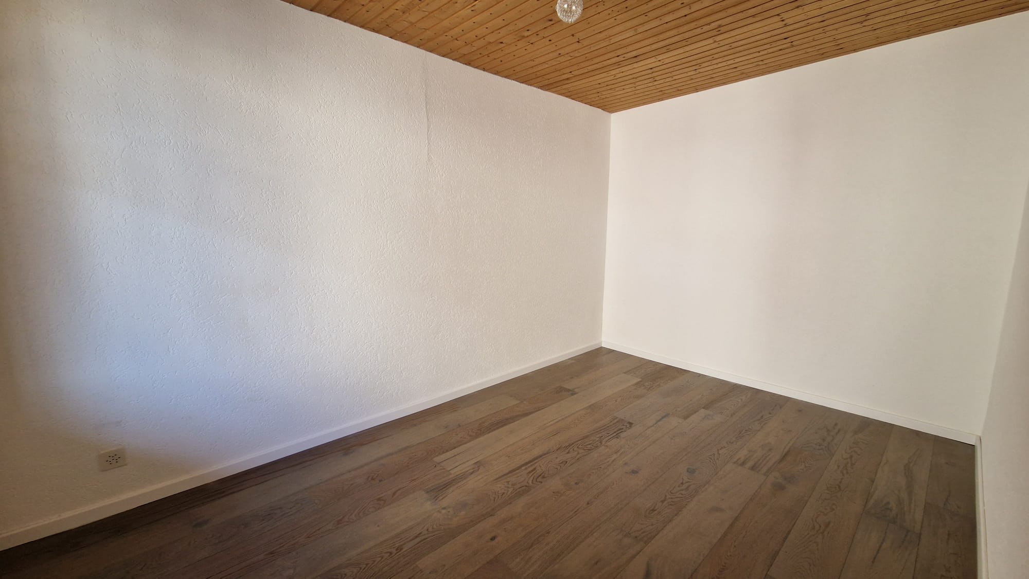 Leerer Dachraum mit Holzdecke
