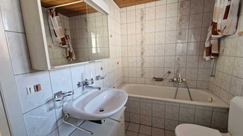 Badezimmer mit Badewanne und Waschbecken