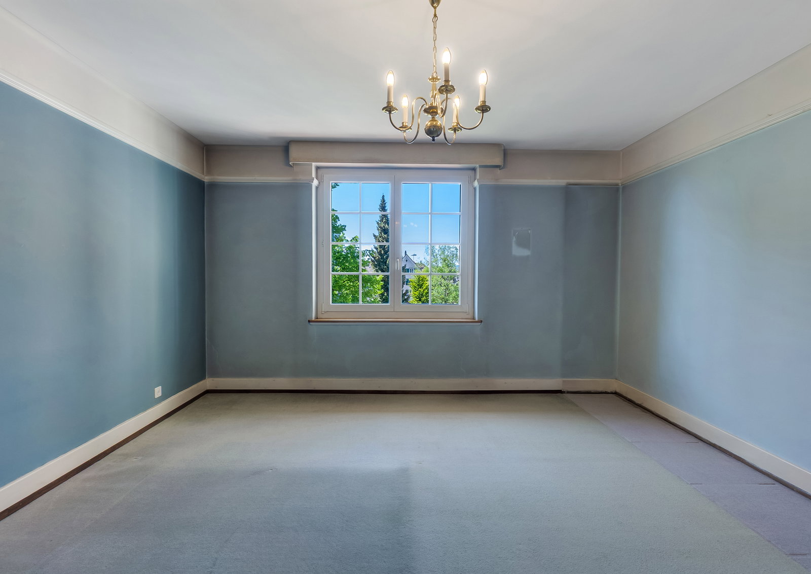 Heller leerer Raum mit Fenster und Kronleuchter