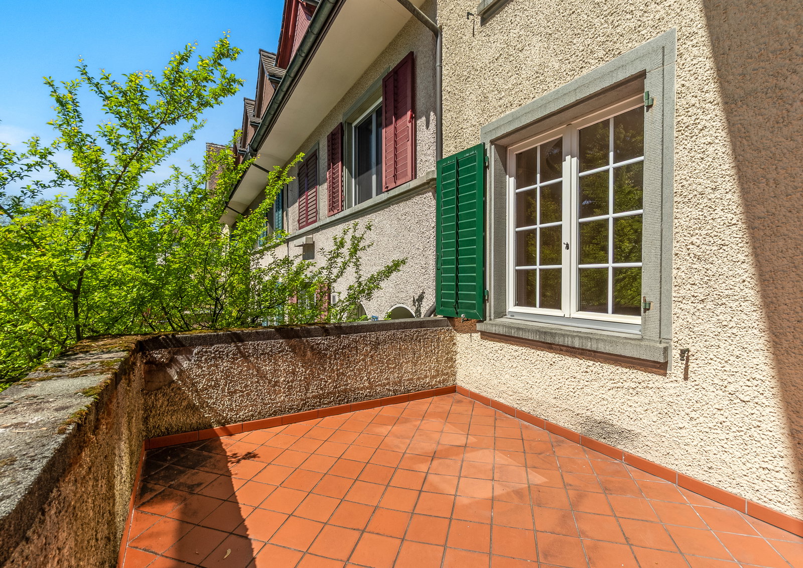 Terrasse mit Blick auf die Hausfassade
