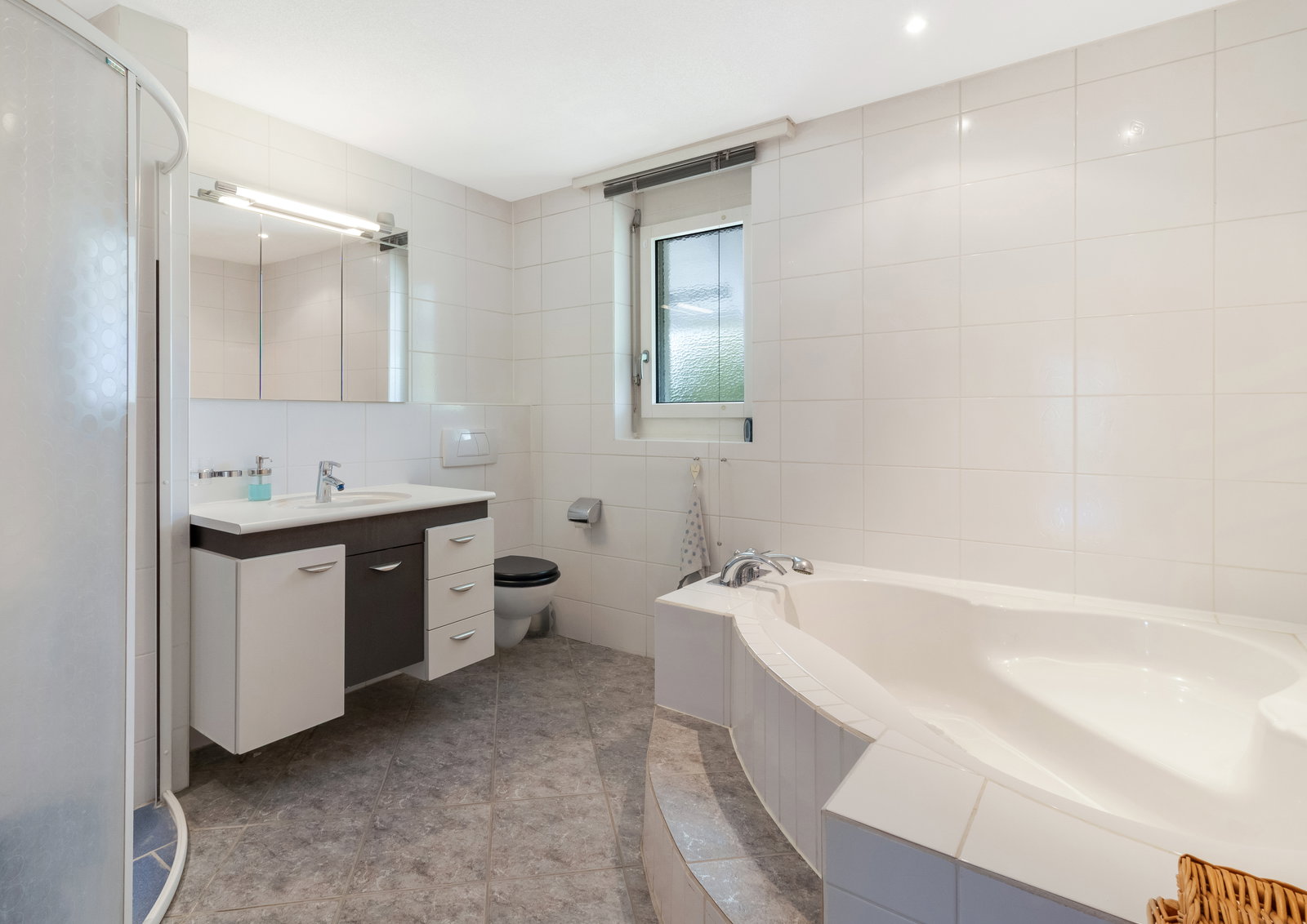 Helles Badezimmer mit Badewanne und Waschtisch