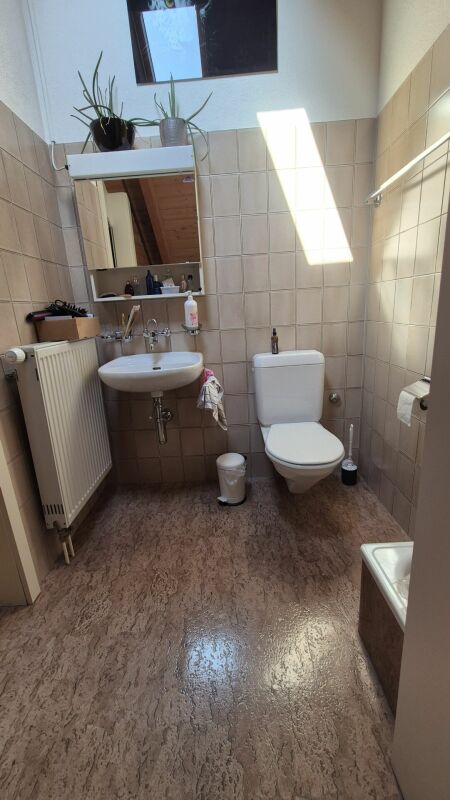 Kleines Bad mit WC und Waschbecken