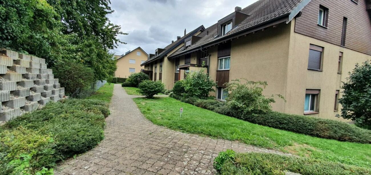 Mehrfamilienhaus mit Gartenweg