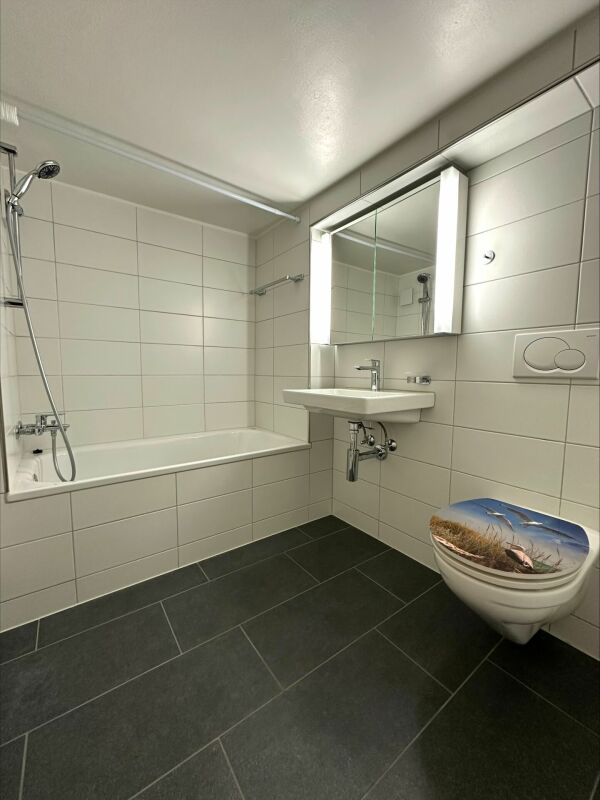 Modernes Badezimmer mit Wanne und Waschtisch
