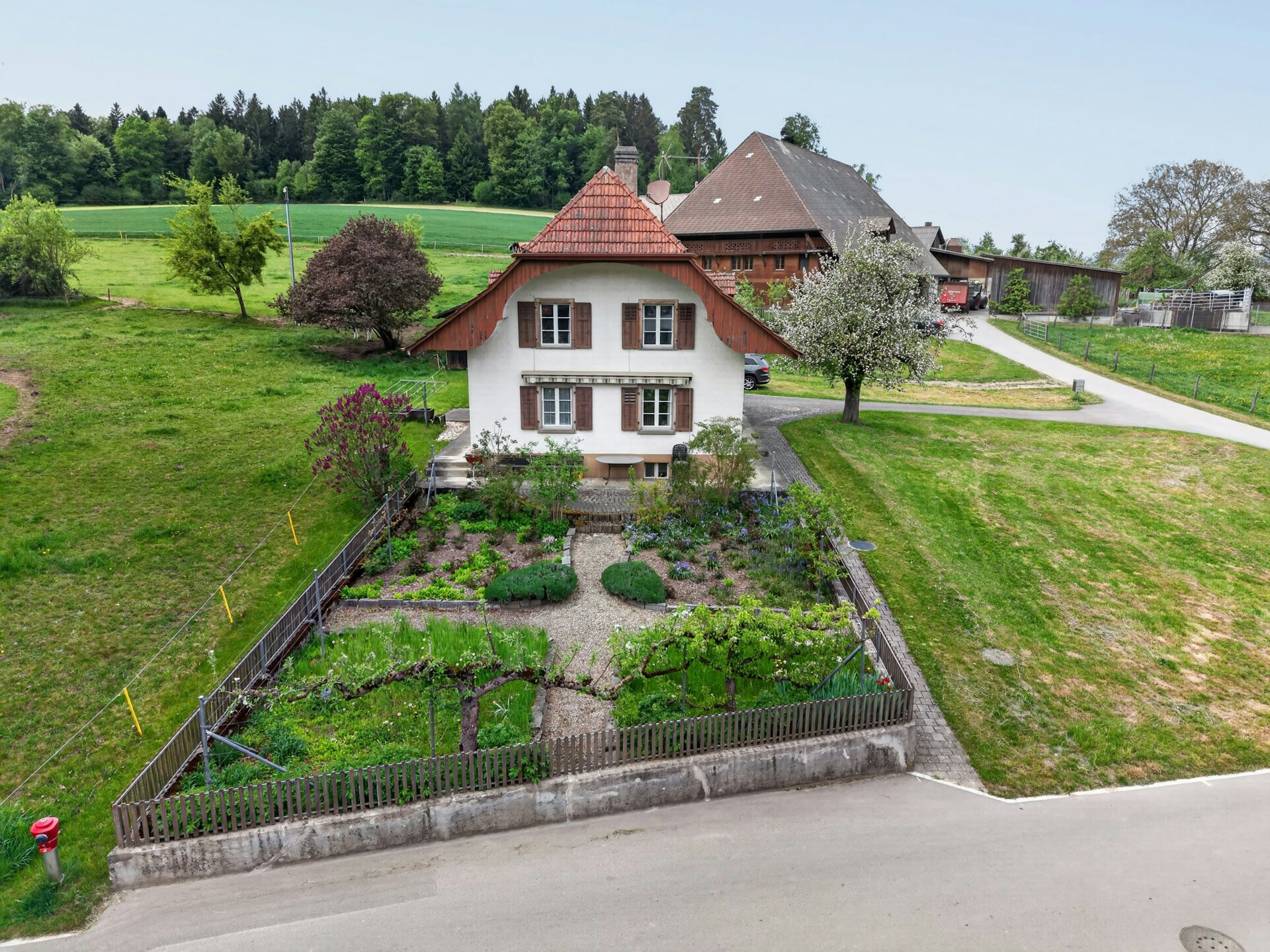 Ländliches Wohnhaus mit Garten