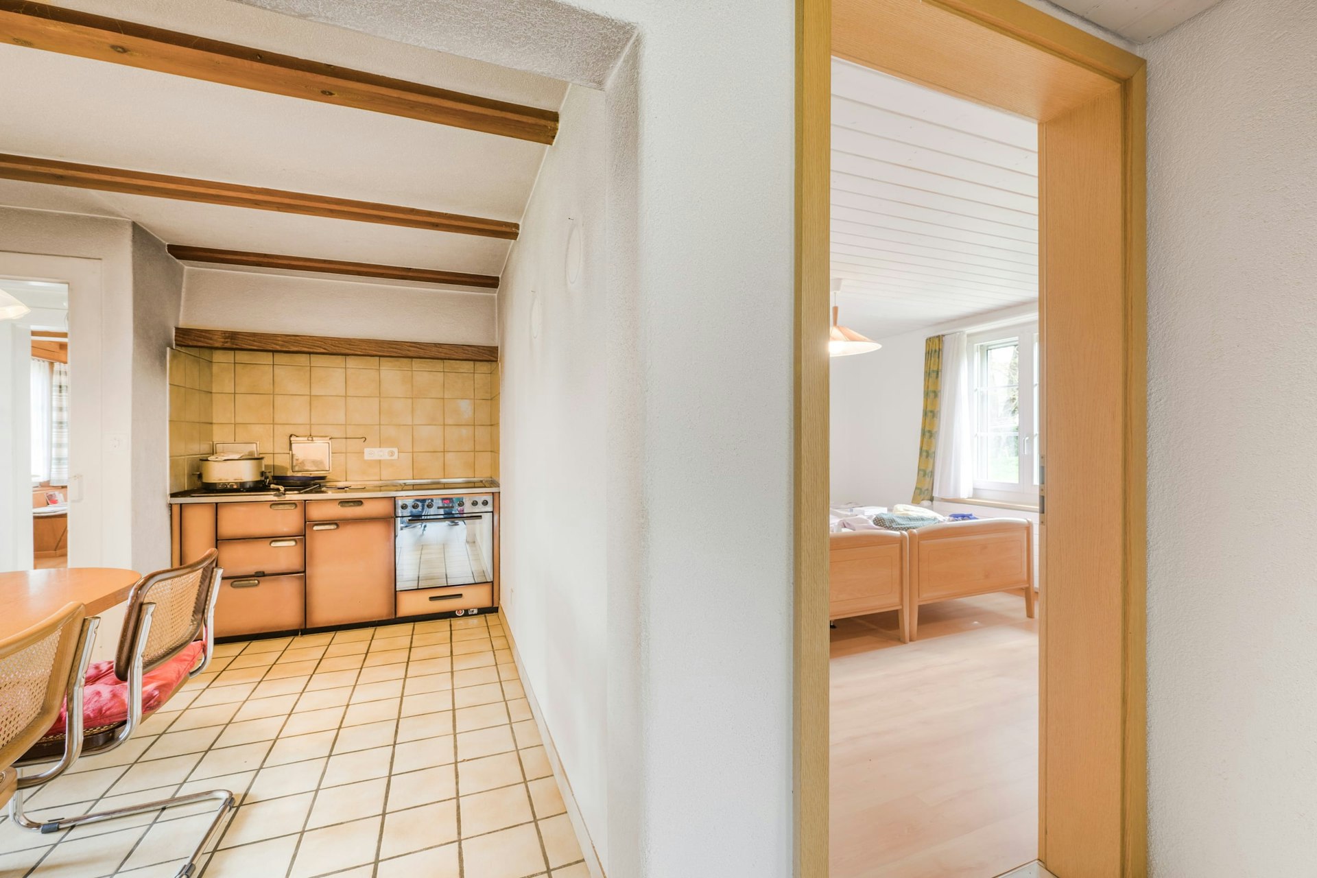 Kompakte Küche mit Durchgang zum Schlafzimmer
