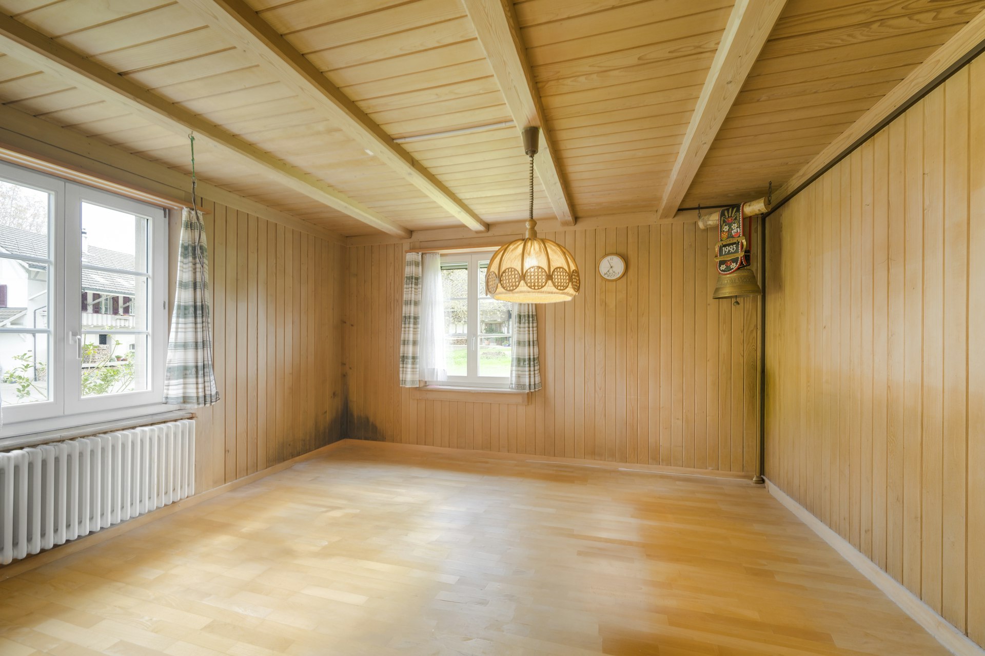 Leerer Holzraum mit Fenstern