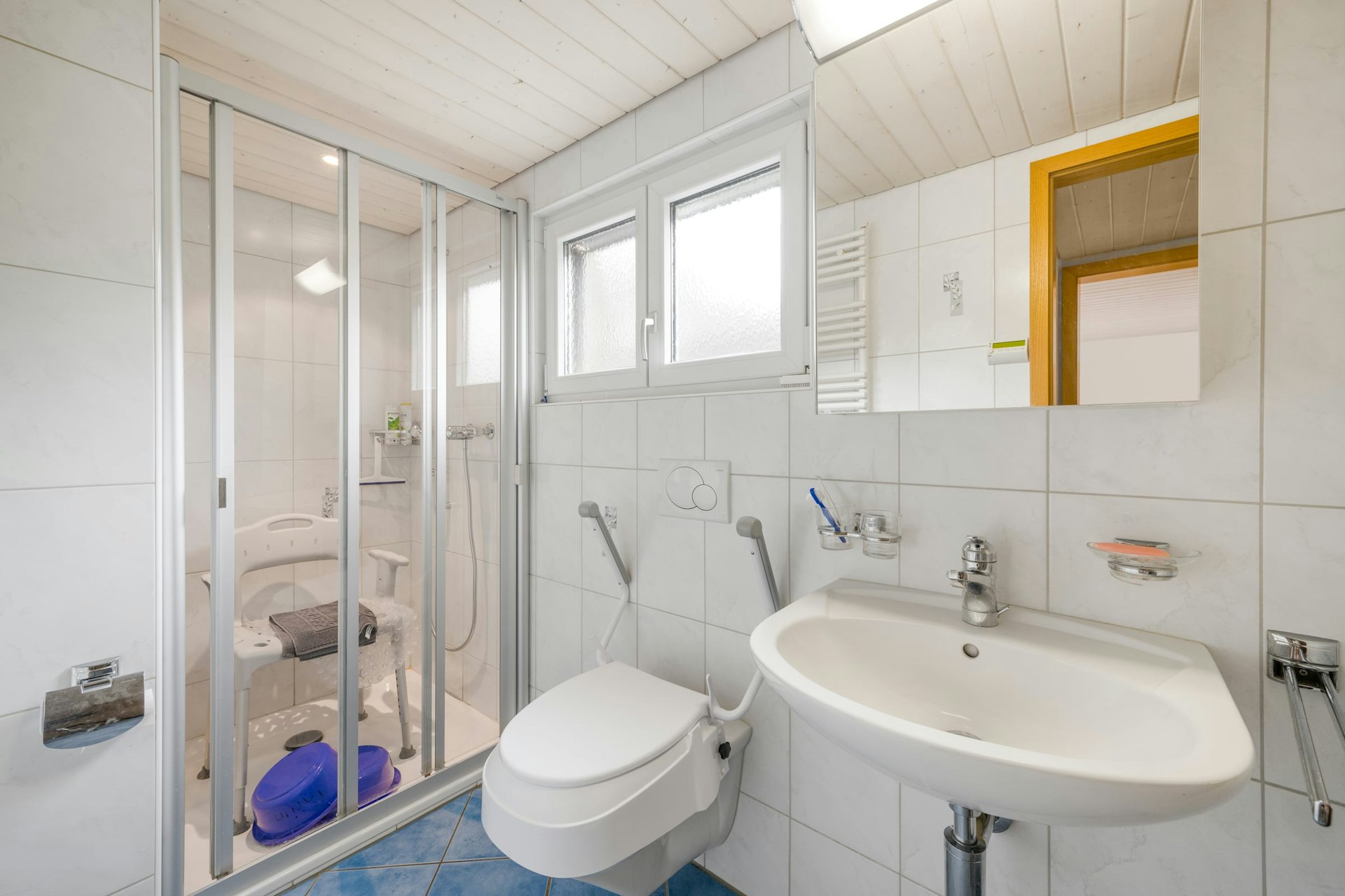 Helles Badezimmer mit Dusche und WC