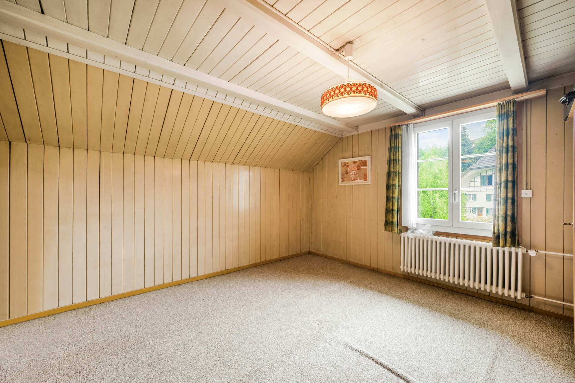 Leerer Dachraum mit Holzverkleidung