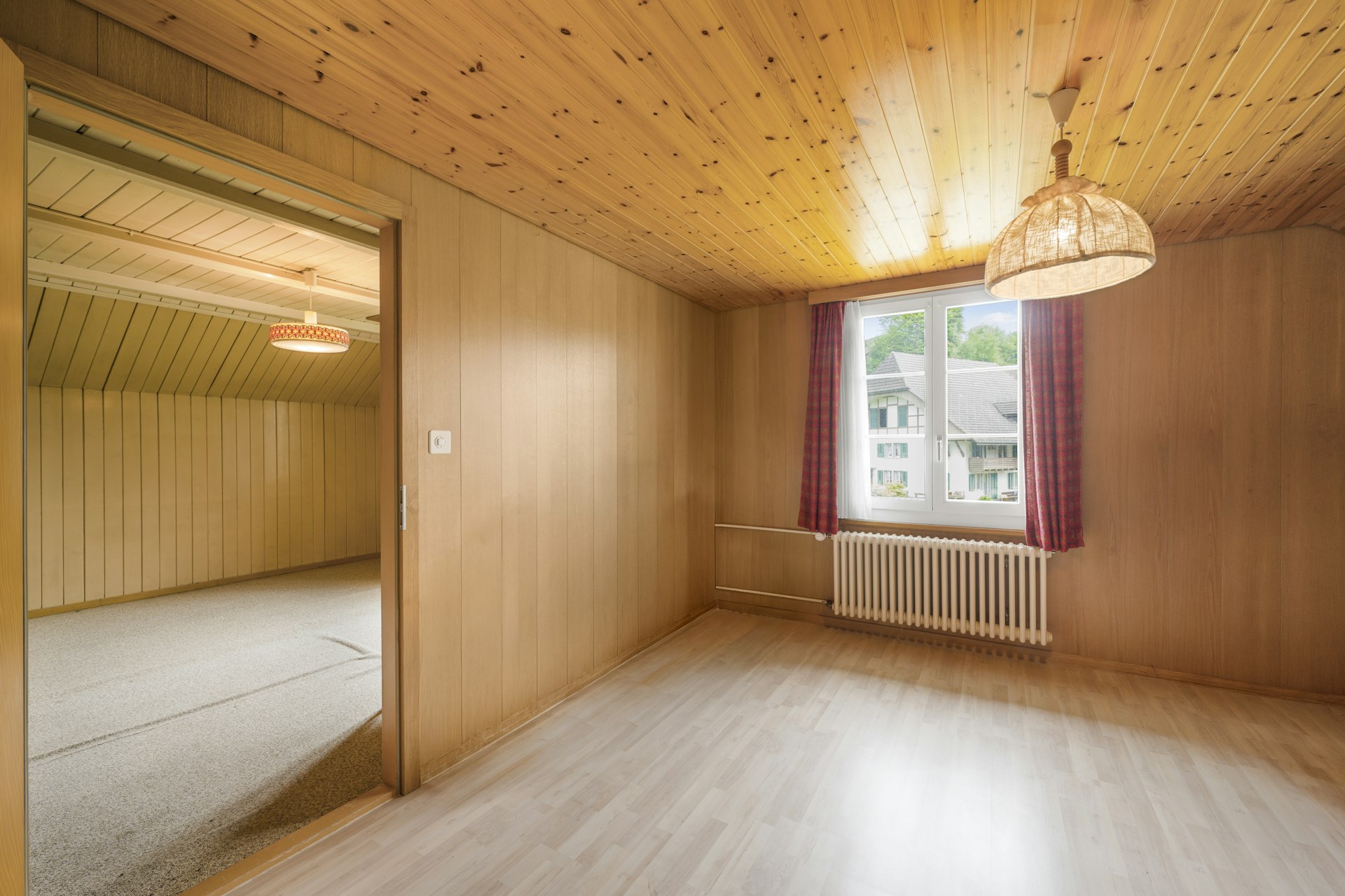 Holzvertäumtes Zimmer mit Fenster und Teppichanschluss