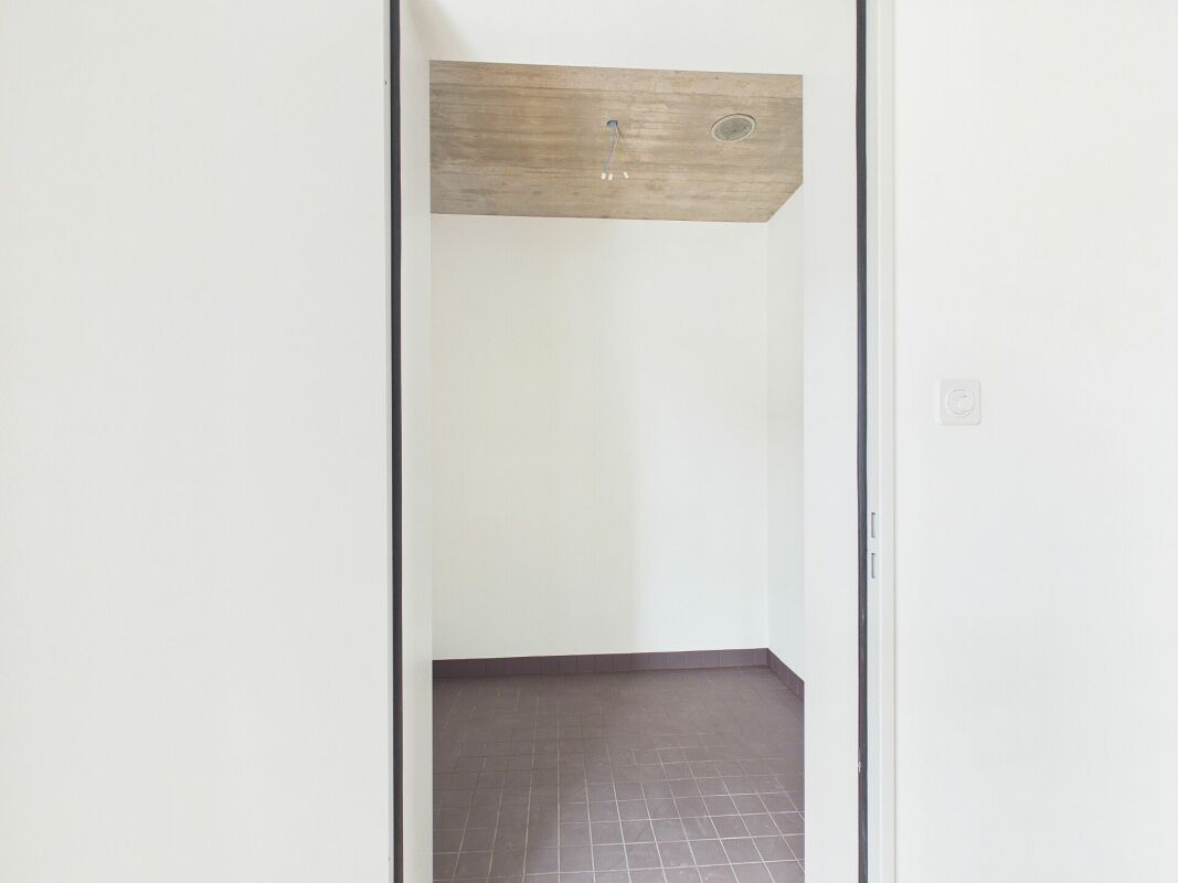 Schmaler Innenraum mit Fliesenboden und Holldecke