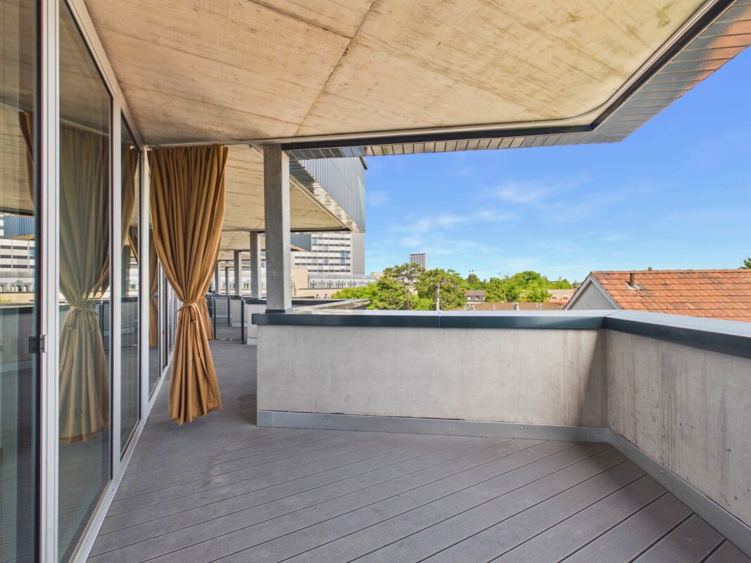 Überdachter Balkon mit Stadtblick