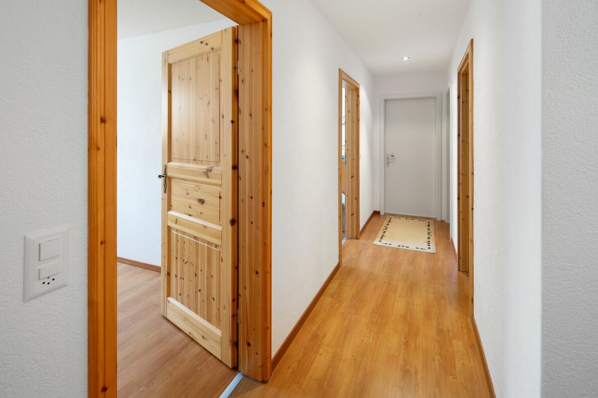Heller Flur mit Holztüren
