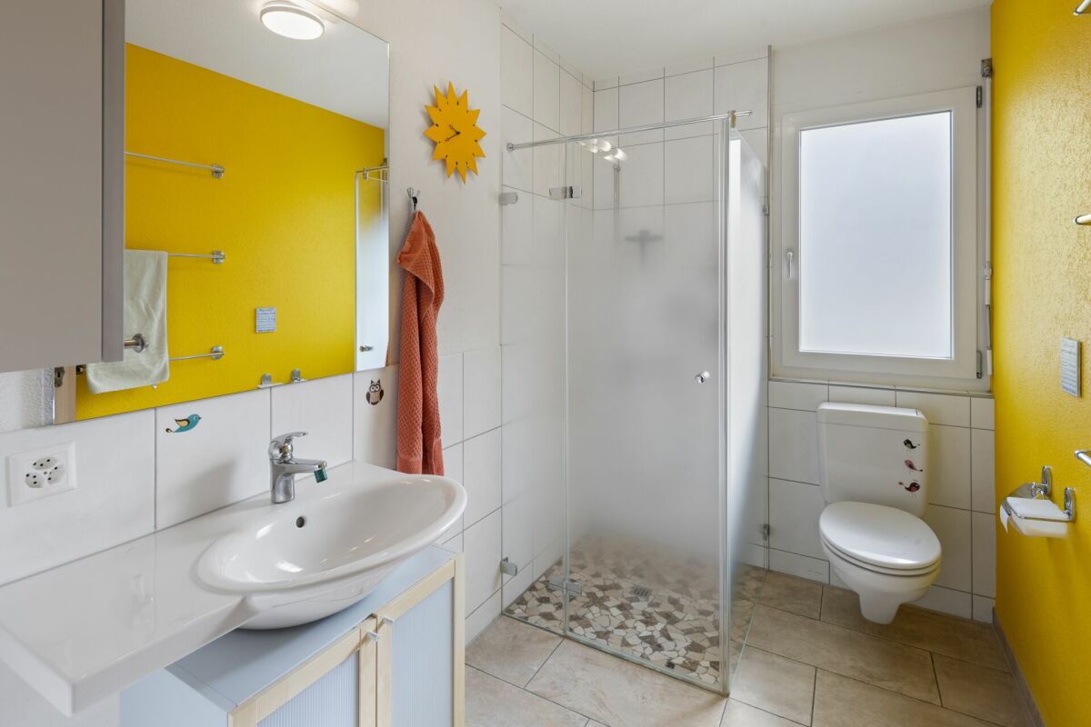 Buntes Badezimmer mit Dusche und WC