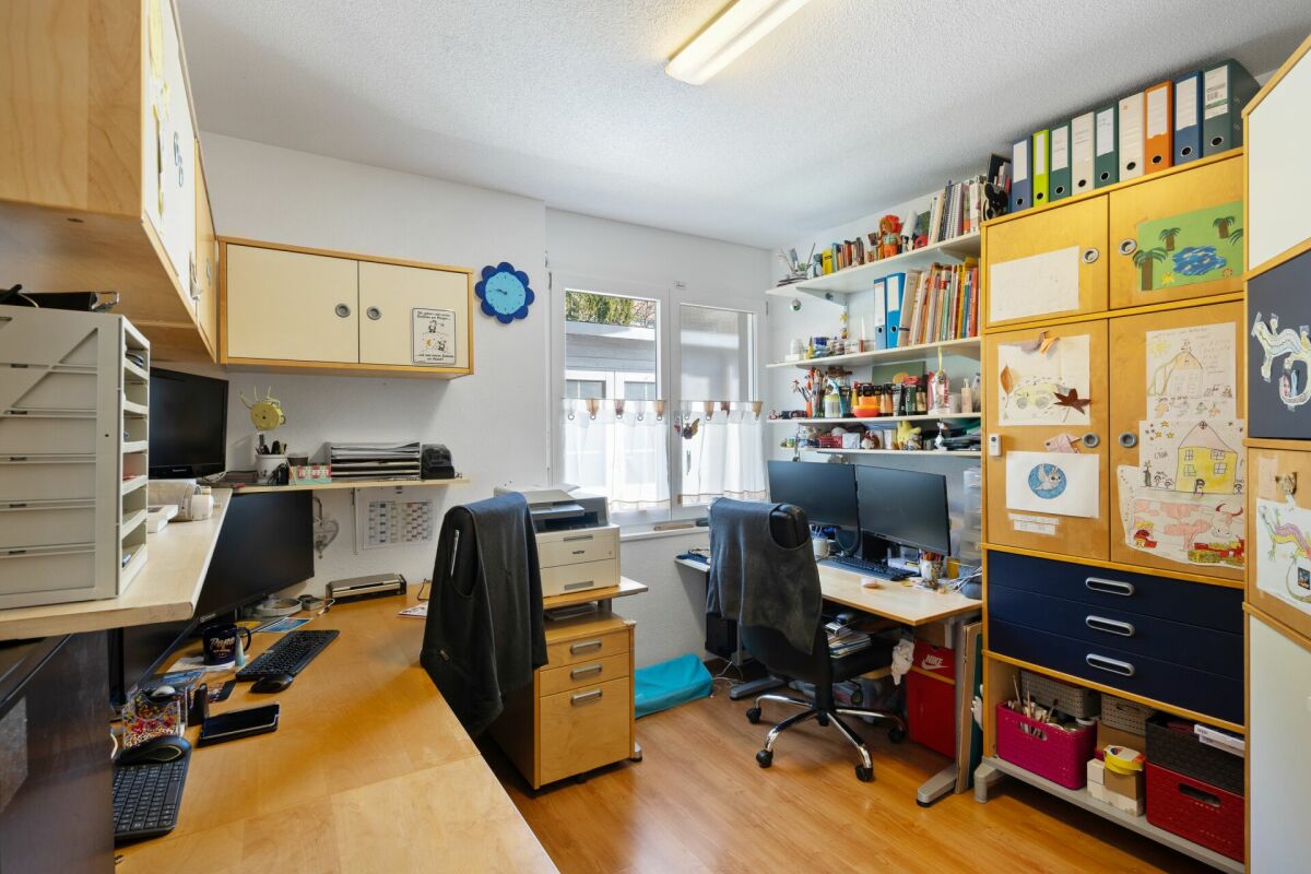 Arbeitszimmer mit mehreren Schreibtischen