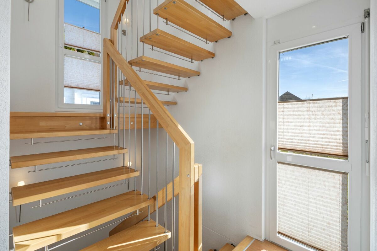 Moderne Innentreppe mit Holzstufen