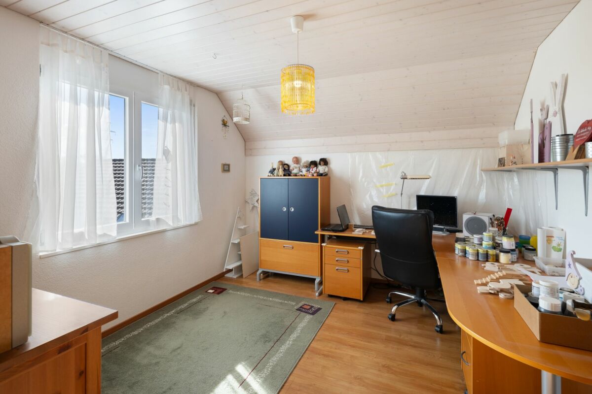 Helles Arbeitszimmer im Dachgeschoss