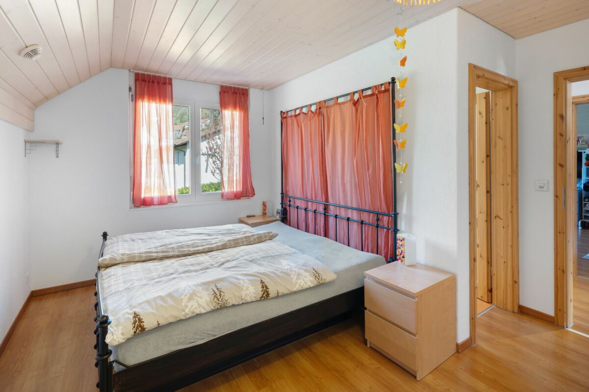 Helles Schlafzimmer mit Dachschräge