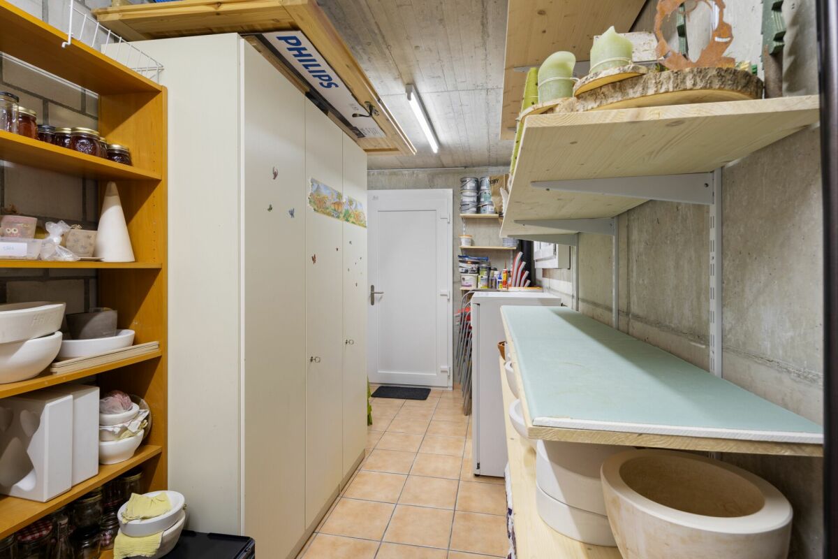 Kleiner Abstellraum mit Regalen und Schrank