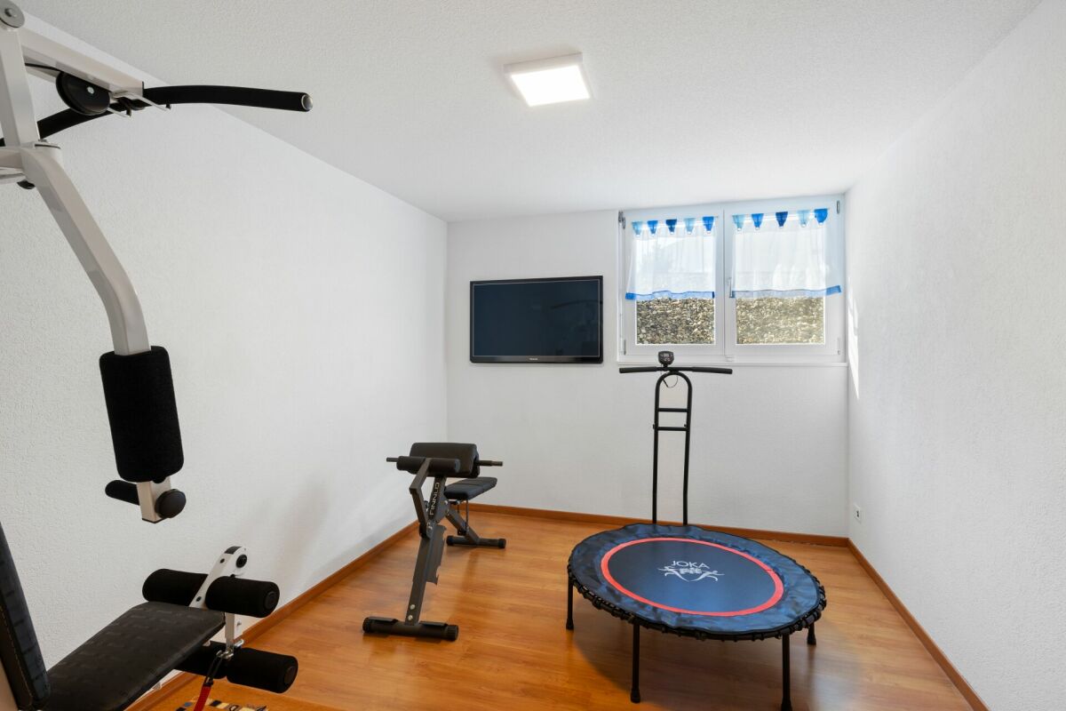 Fitnessraum mit Trainingsgeräten