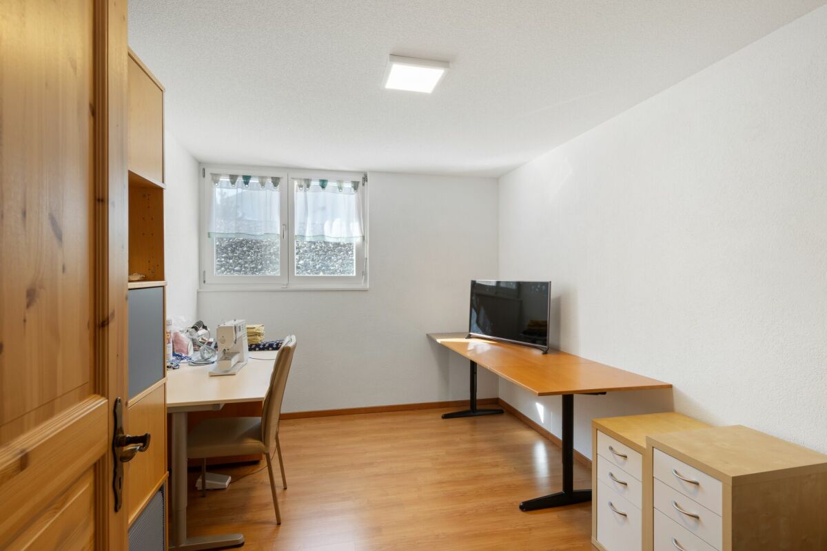 Kleines Arbeitszimmer mit Holzfußboden