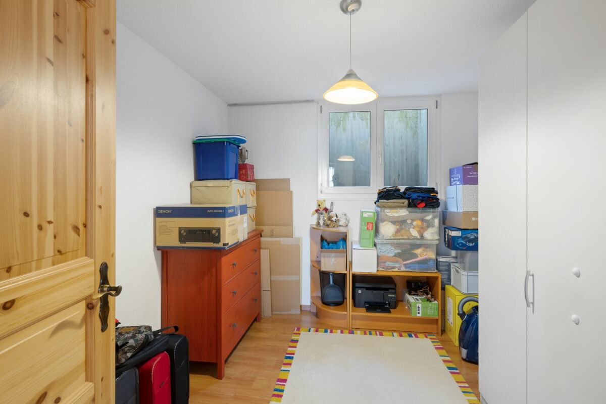 Aufbewahrungsraum mit Schrank und Fenster