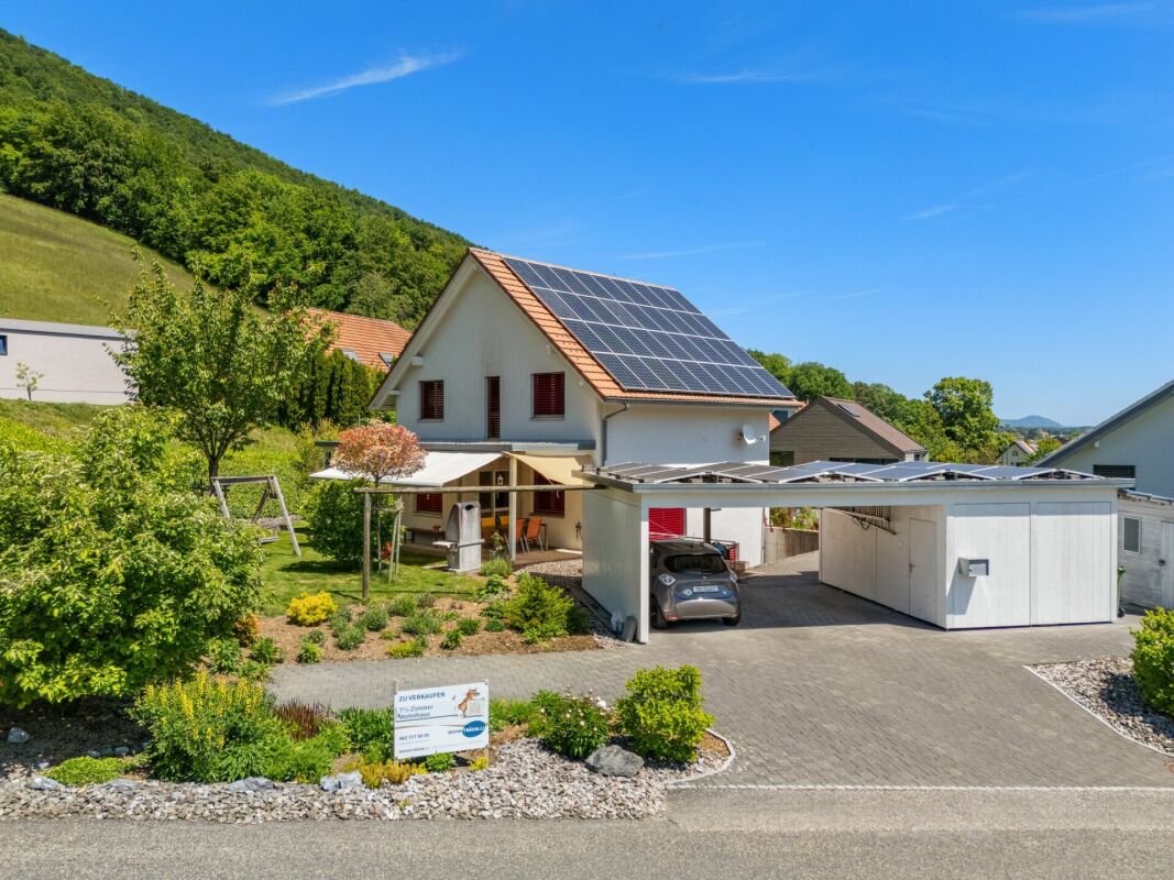 Einfamilienhaus mit Photovoltaik und Carport
