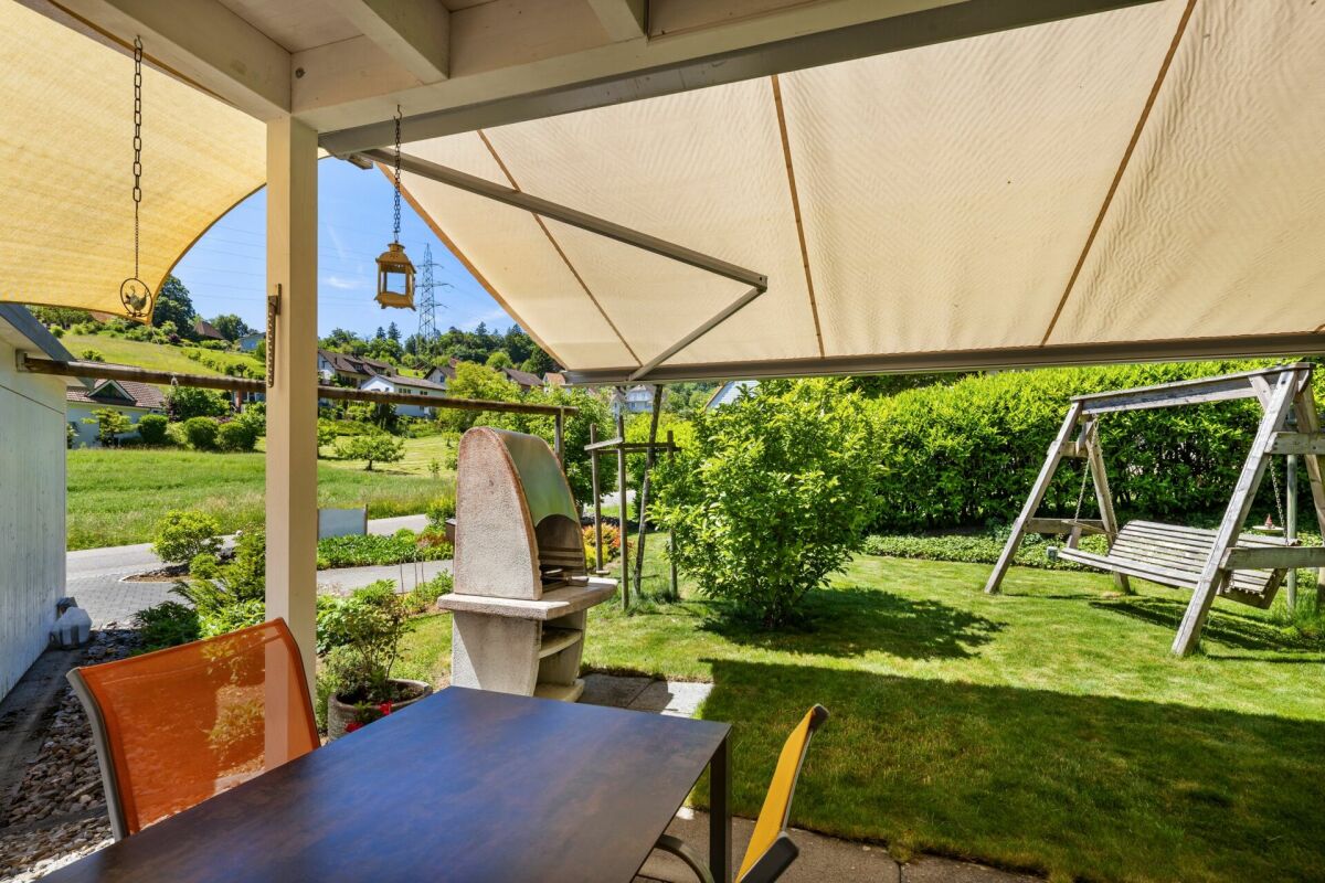 Überdachte Terrasse mit Gartenblick