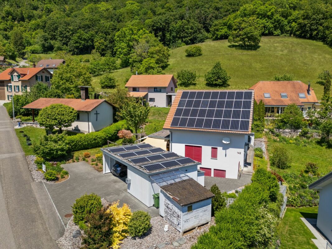 Luftaufnahme eines Wohnhauses mit Solaranlage
