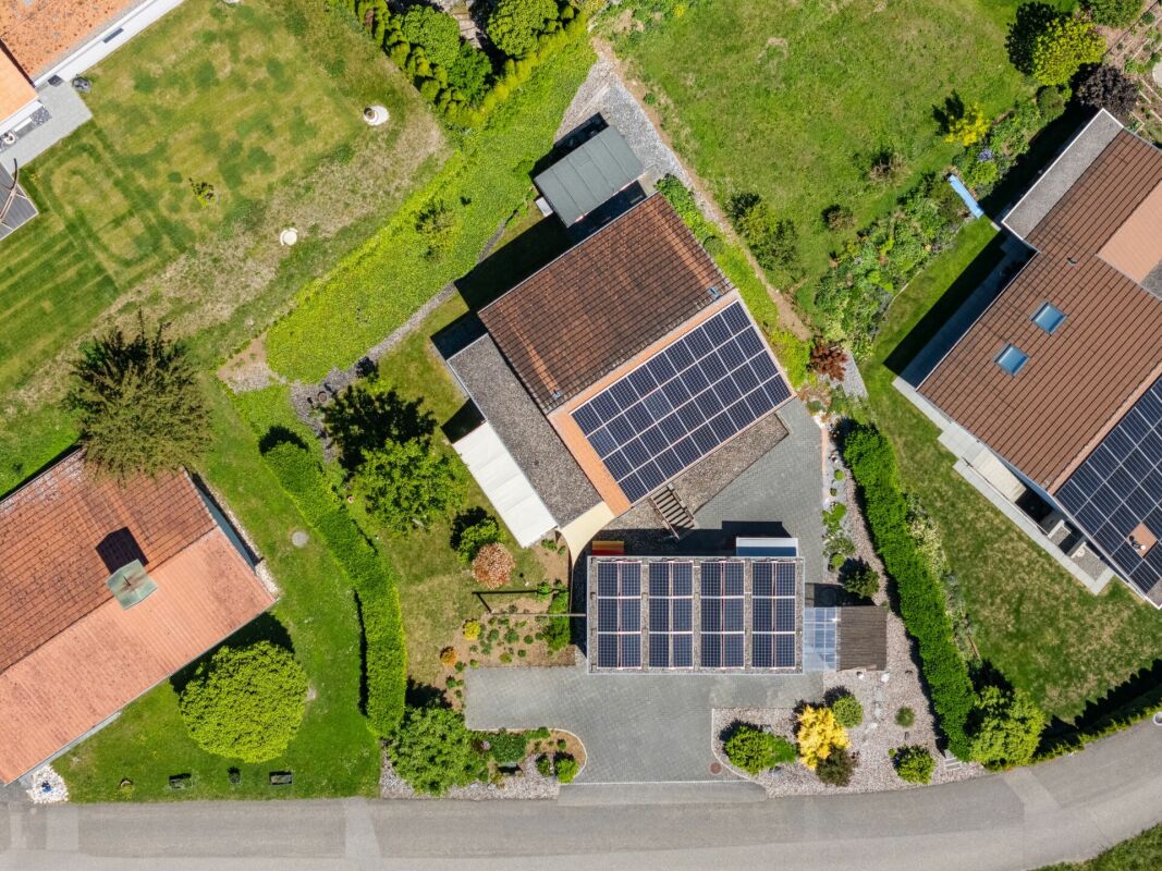 Luftaufnahme eines Hauses mit Solaranlage