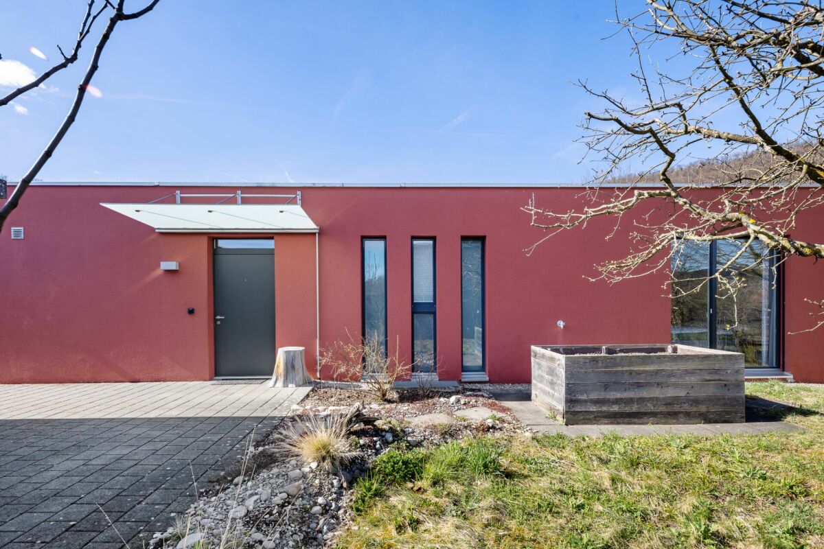 Modernes Einfamilienhaus mit roter Fassade