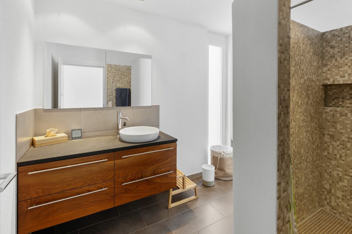 Modernes Badezimmer mit Waschtisch und begehbarer Dusche