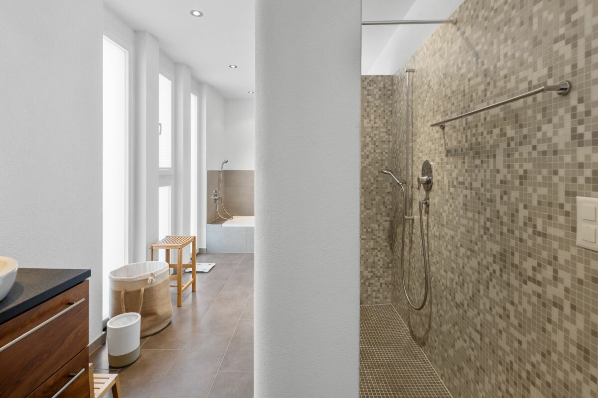 Modernes Badezimmer mit begehbarer Dusche und Badewanne