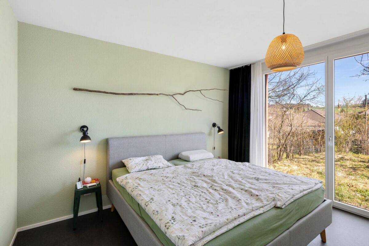 Helles Schlafzimmer mit Blick ins Grüne