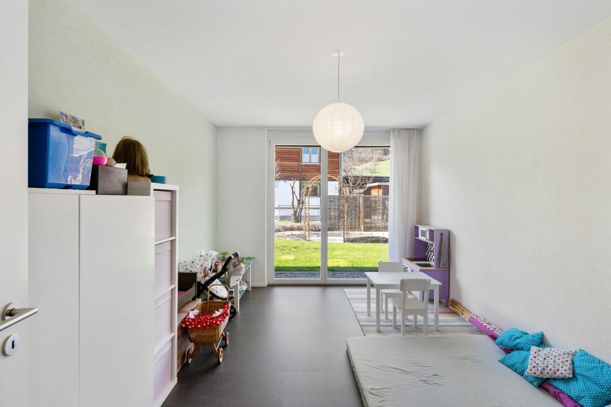 Helles Kinderzimmer mit Balkonzugang