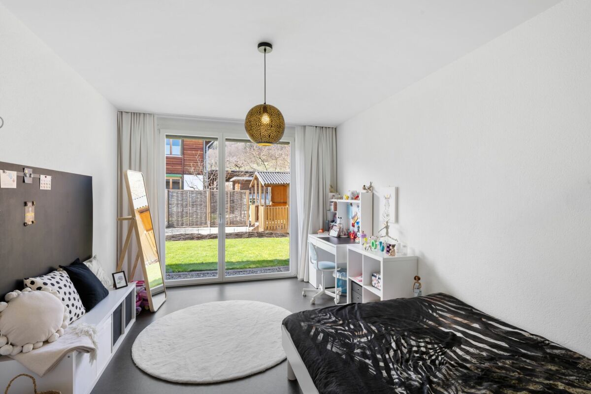 Helles Schlafzimmer mit Blick in den Garten
