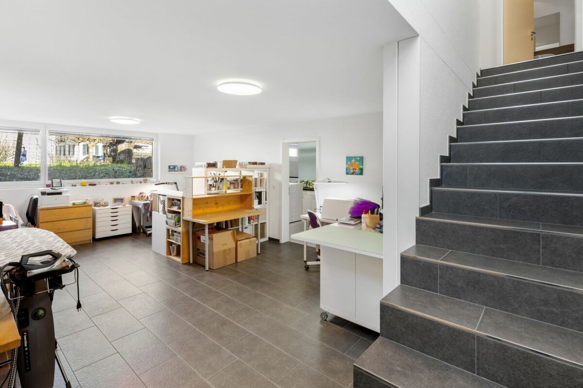 Heller Arbeits- und Eingangsbereich mit Treppe