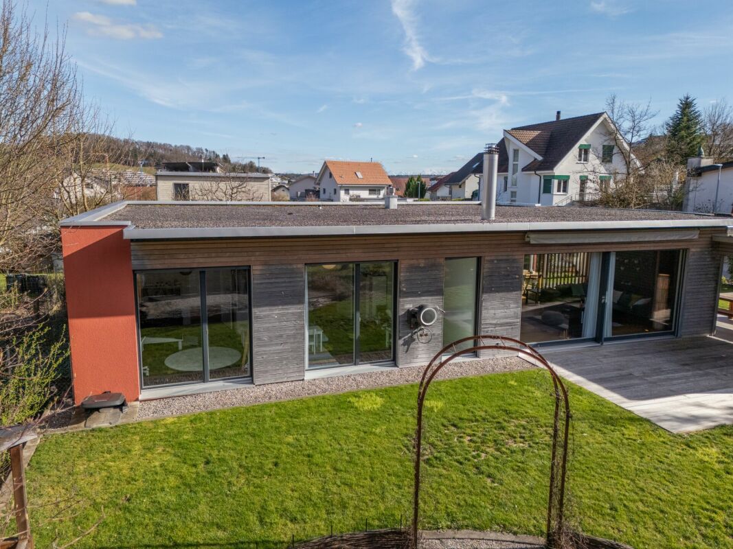 Modernes Einfamilienhaus mit Garten und Terrasse