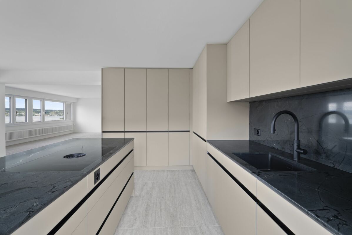 Moderne offene Küche mit Blick in den Wohnraum