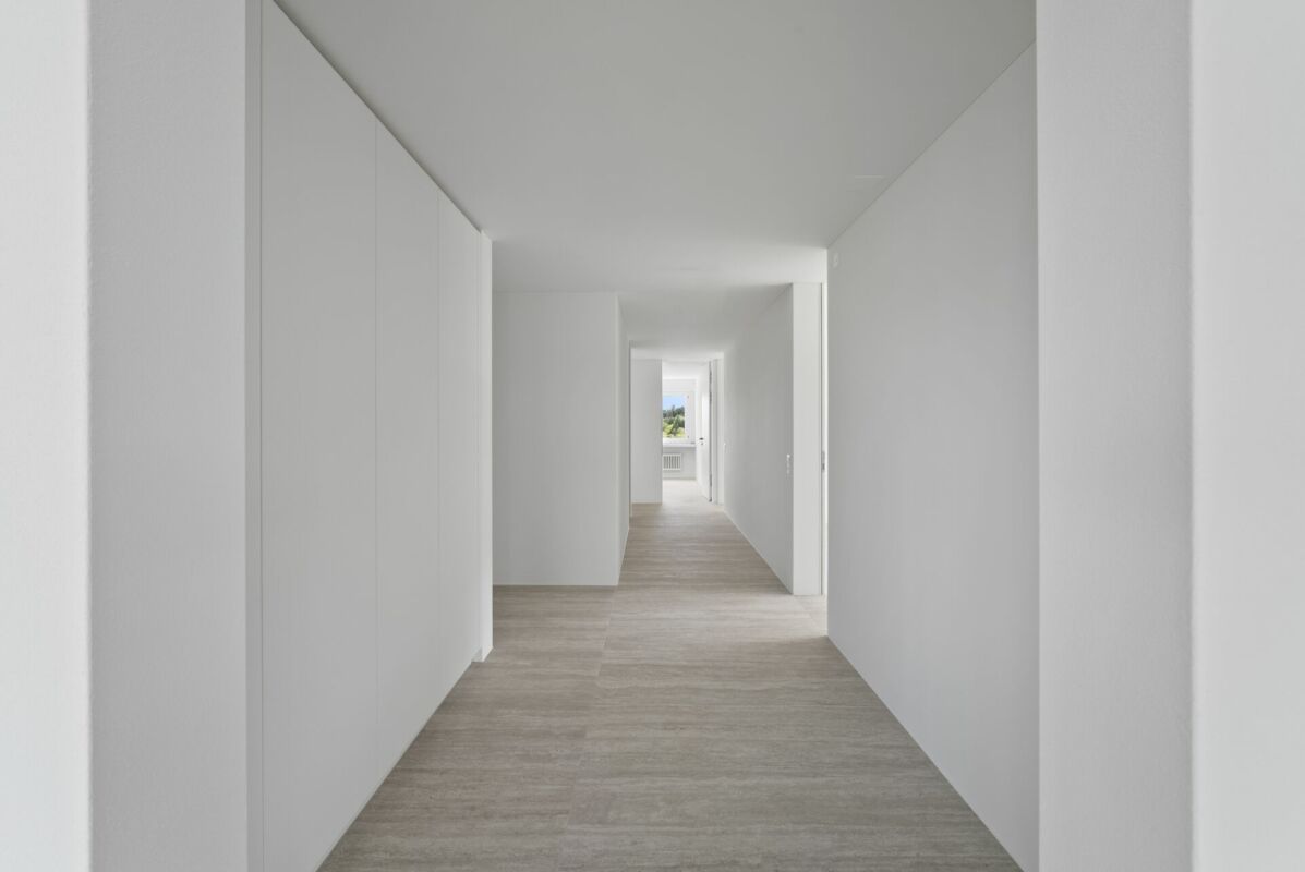 Minimalistischer heller Flur mit Einbauschränken