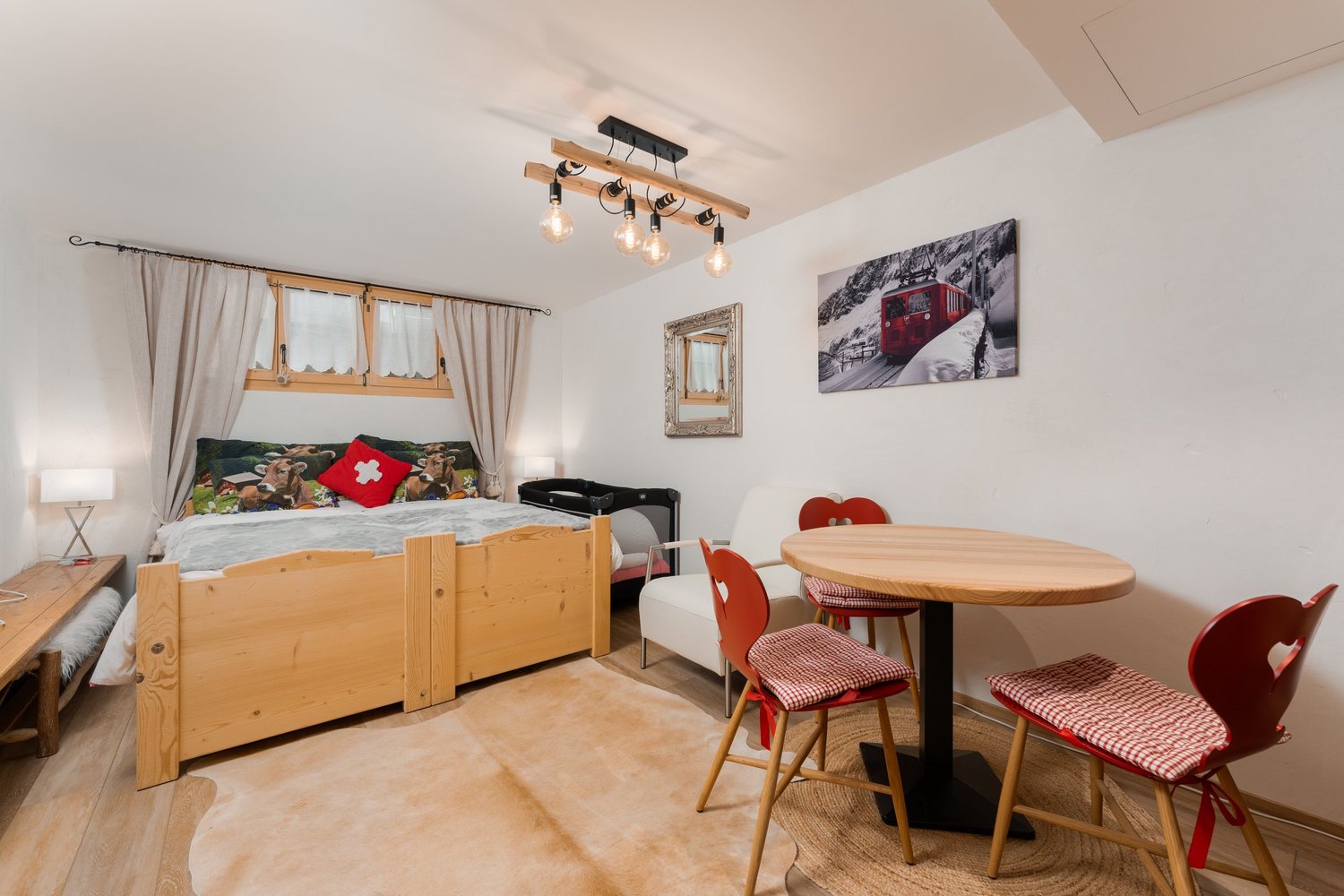Gemütliches Schlafzimmer mit kleiner Essecke