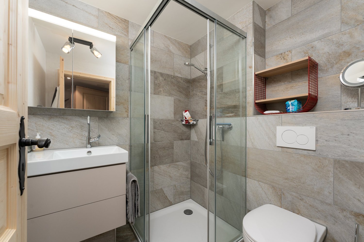 Modernes Duschbad mit Natursteinoptik