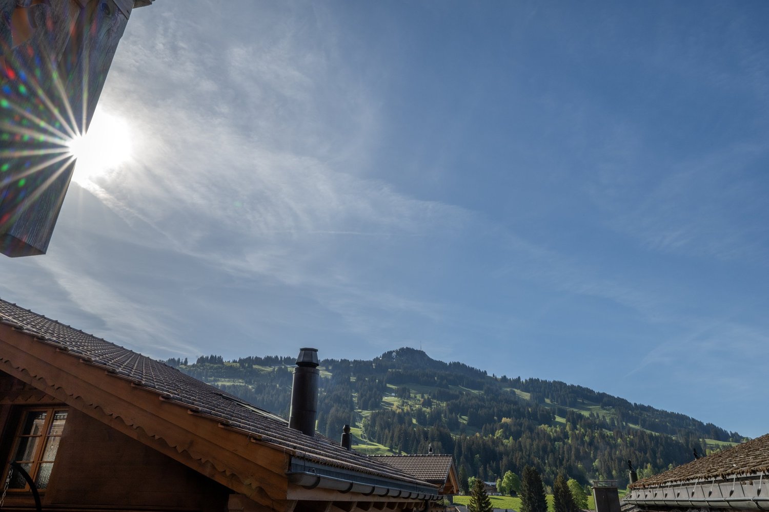 Bergblick von einem Gebäude mit Dachvorsprung
