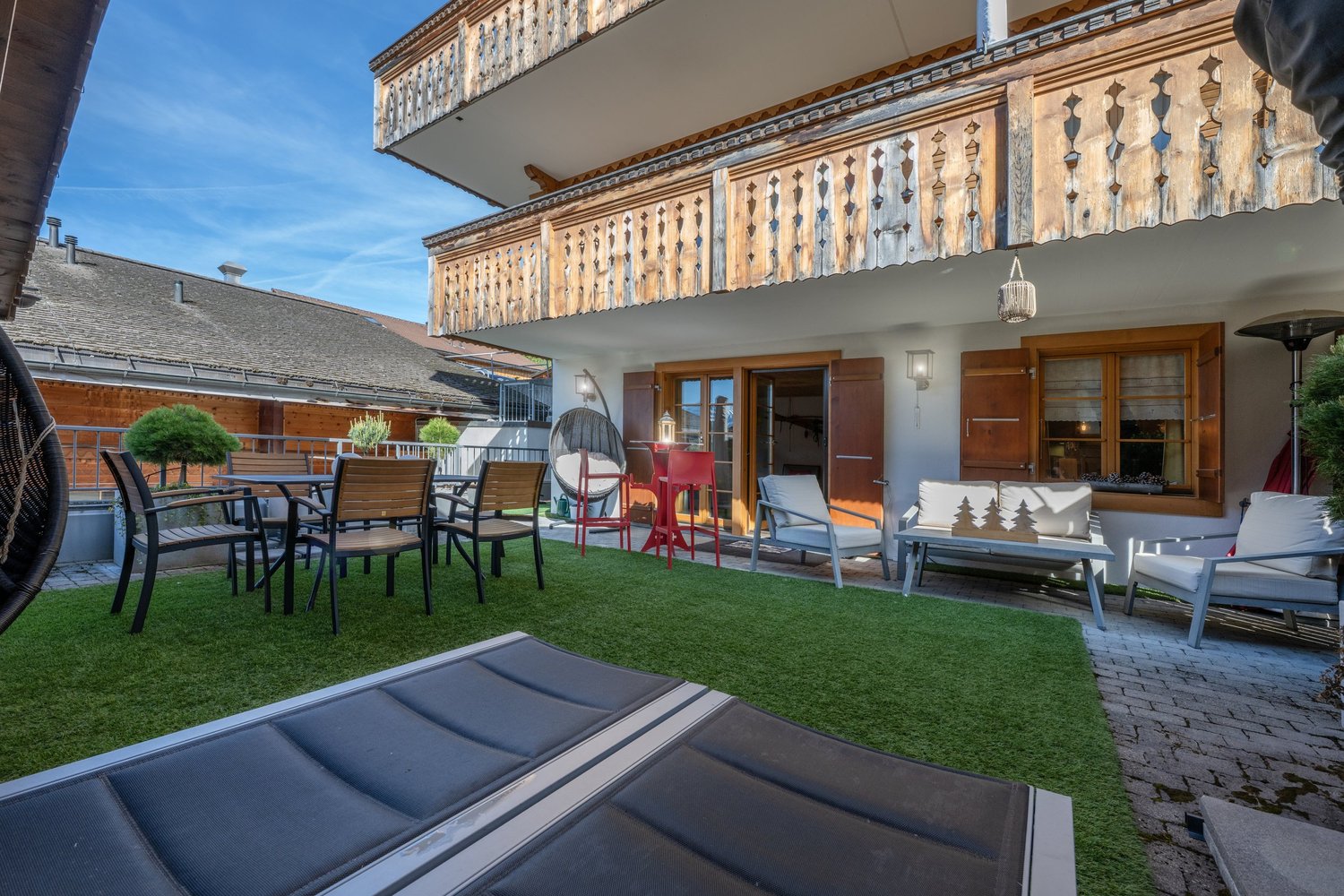 Balkon mit Sitzgruppe und Holzbalustrade