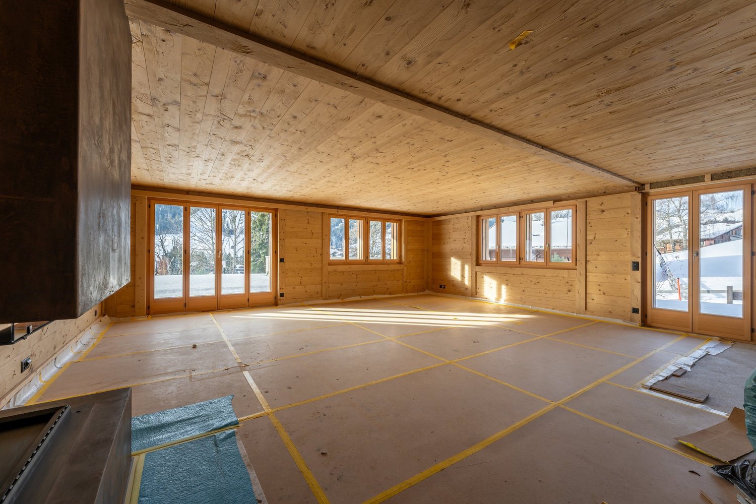 Großer leerer Wohnraum im Holzrohbau