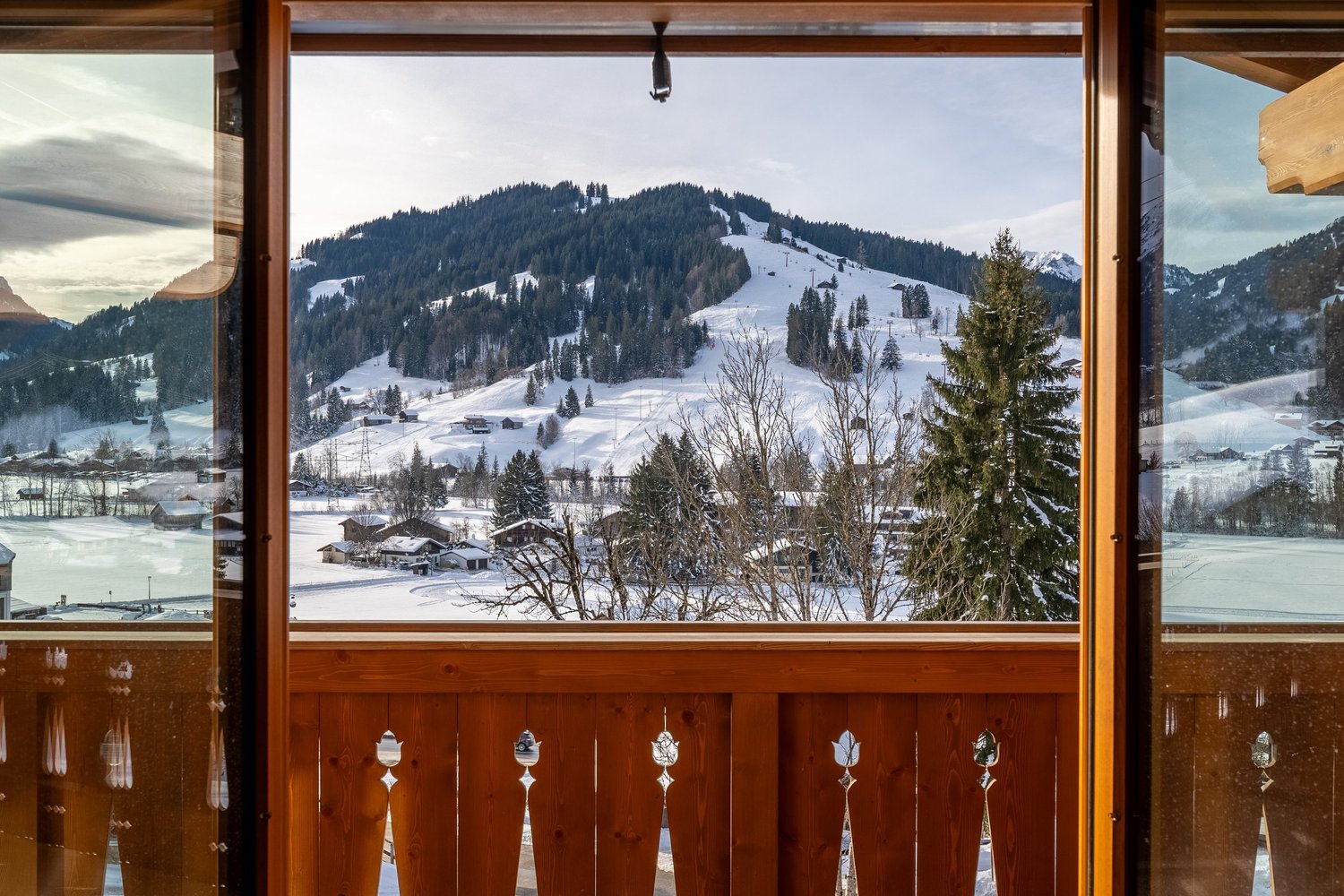 Balkonblick auf verschneite Berge