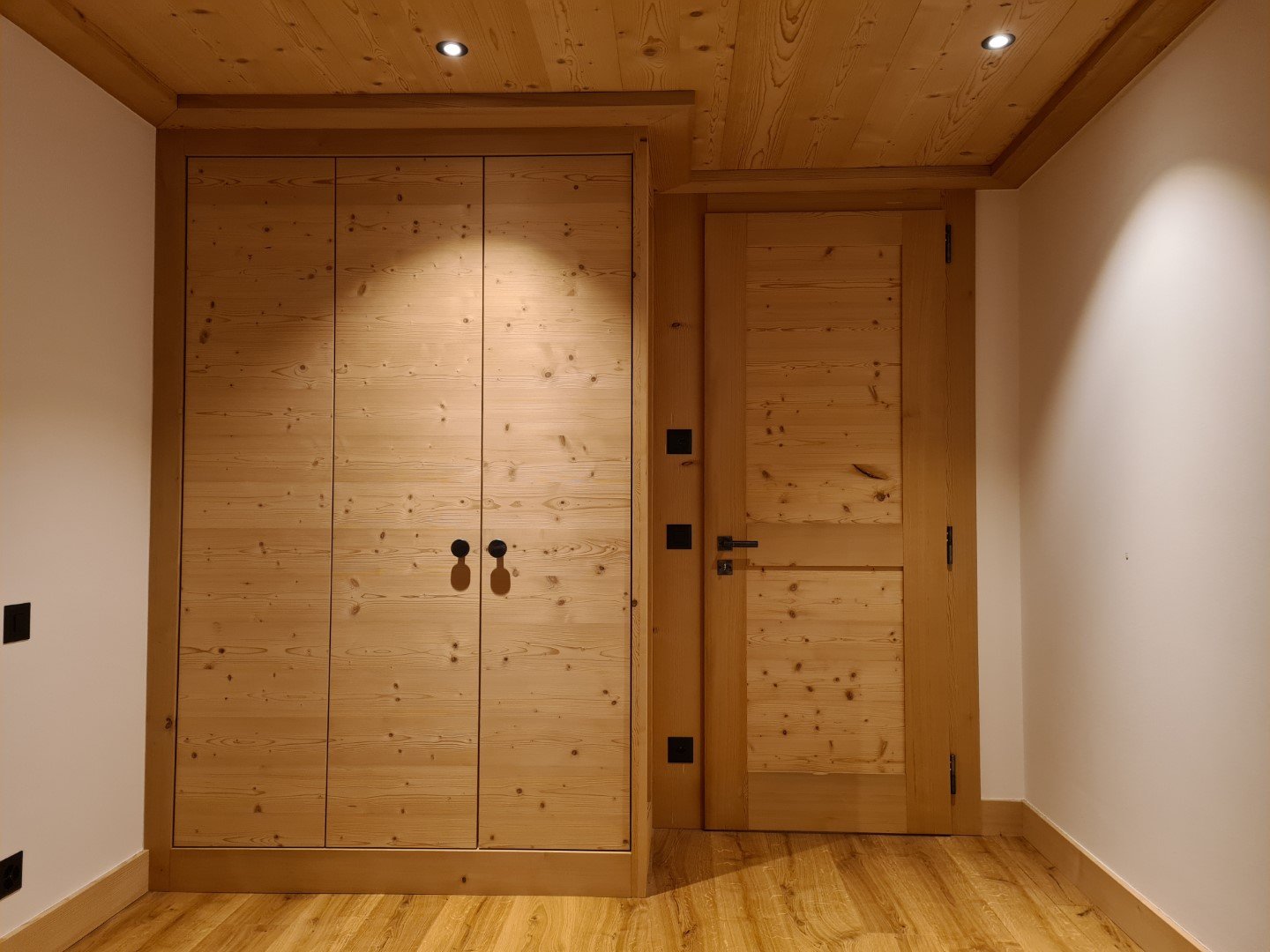 Flur mit Einbauschrank und Holztür