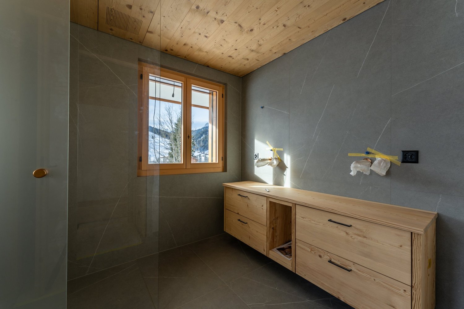 Modernes Bad mit Holz und Stein